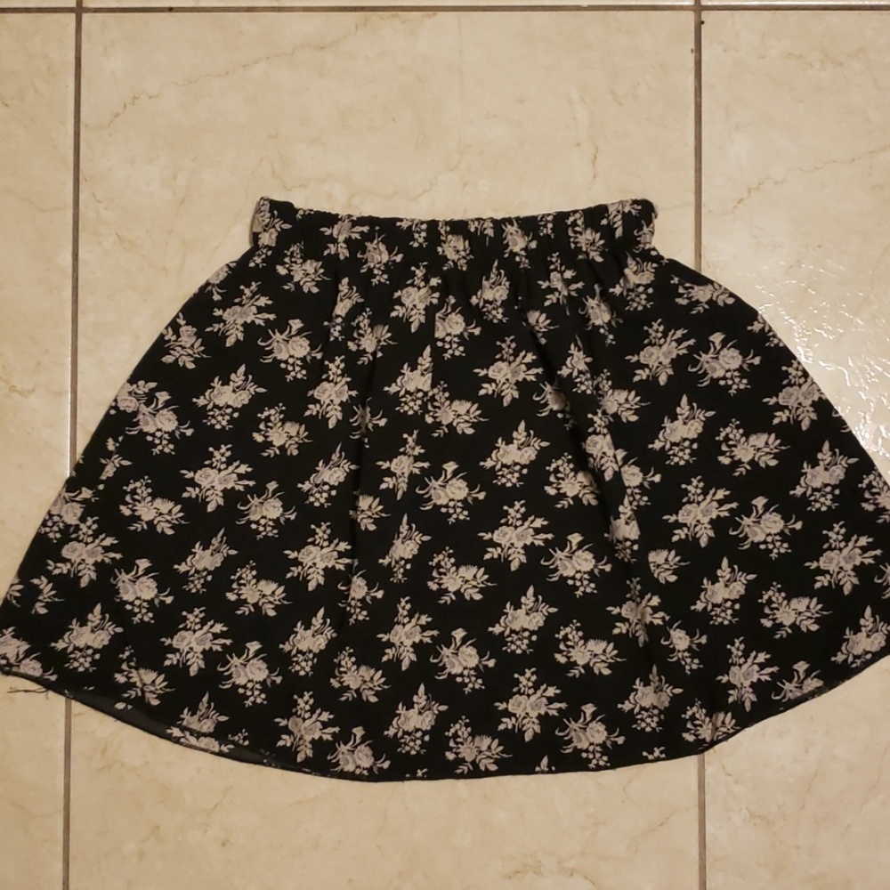 ❤Black & Cream Floral Skirt